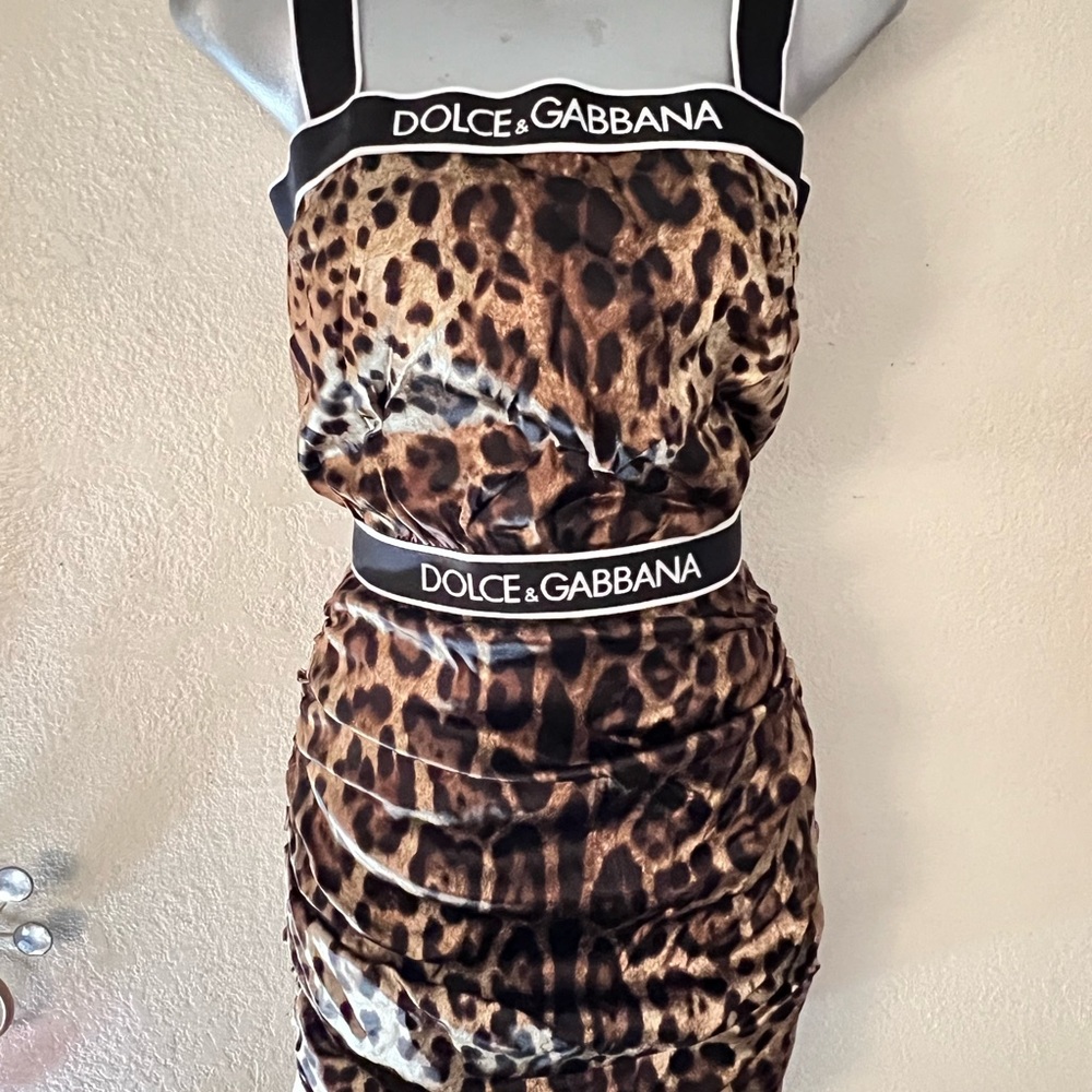 This Dolce & Gabbana 100% SILK
leopard-print ruched bodycon mini dress